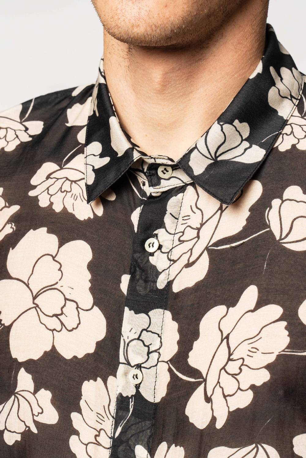 Officina 36 Camicia in misto seta stampata nera Offerte