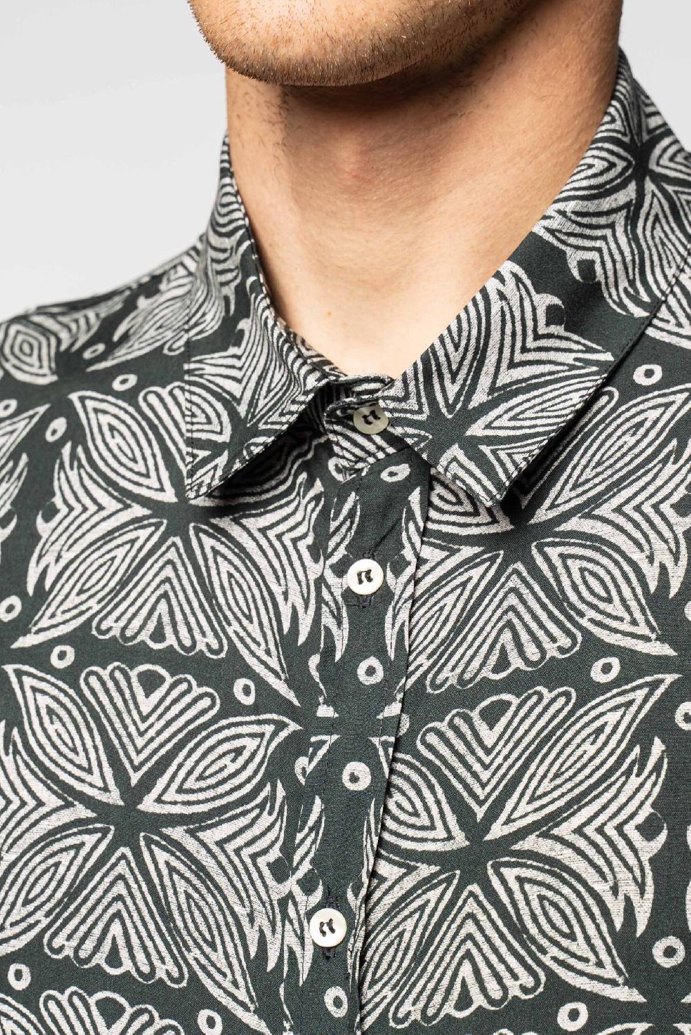 Officina 36 Camicia nera in viscosa stampata Spedizione Gratuita