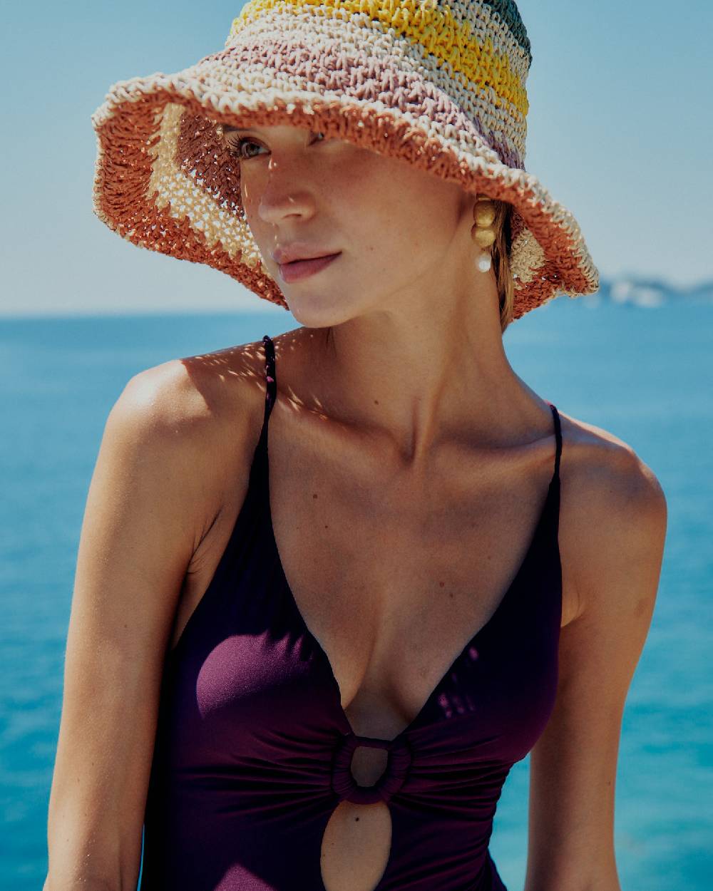 Olivia Gold Intero con scollatura e accessorio centrale Offerta