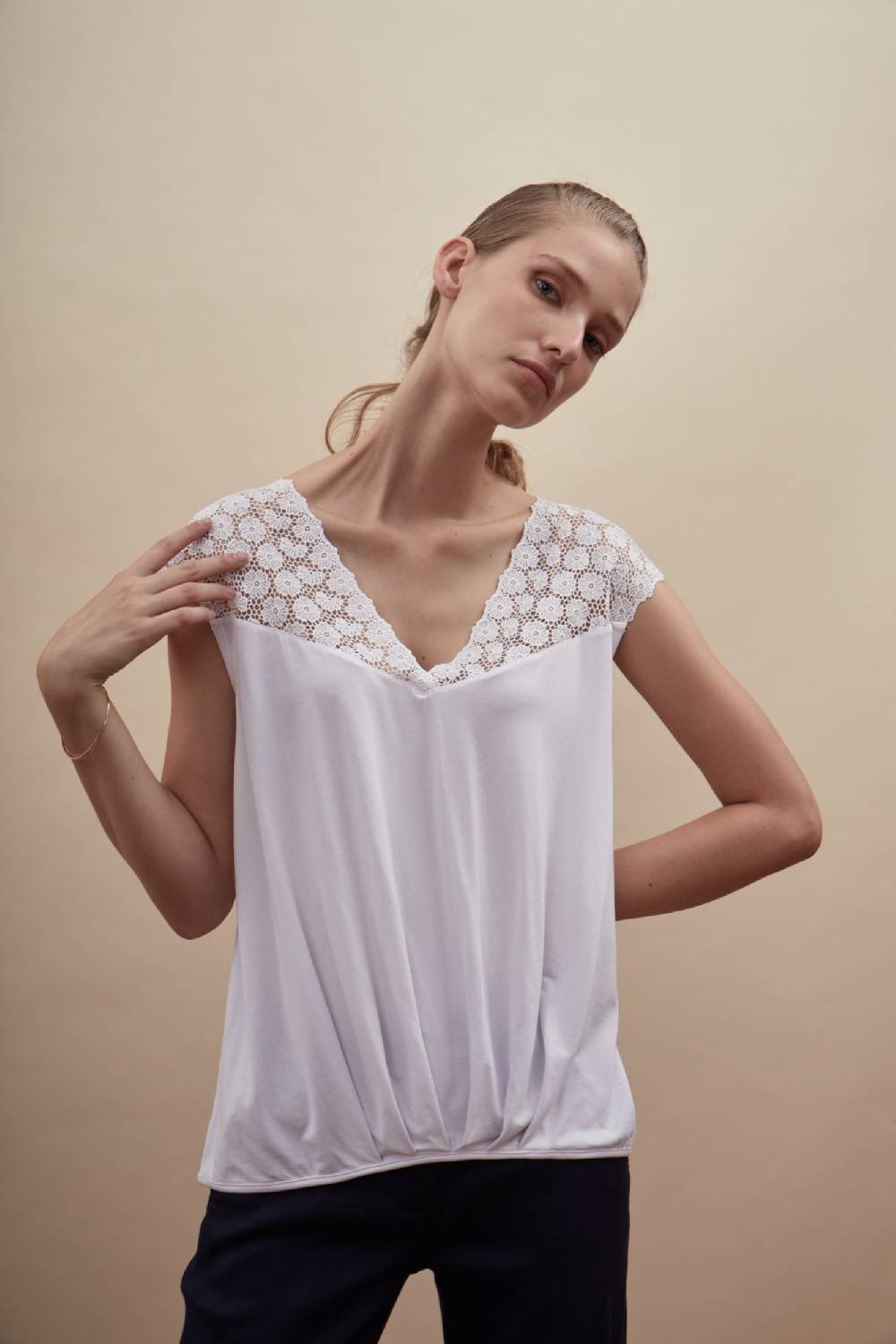 Oscalito Top con scollo a V macramè 1326 Fino Al -60%