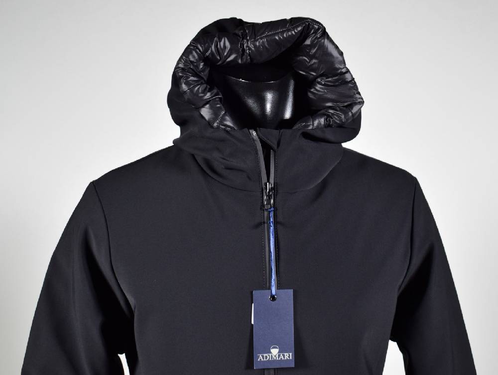 Adimari Giubbotto corto tecnico nero a fondo dritto con cappuccio 50% di sconto con spedizione gratuita