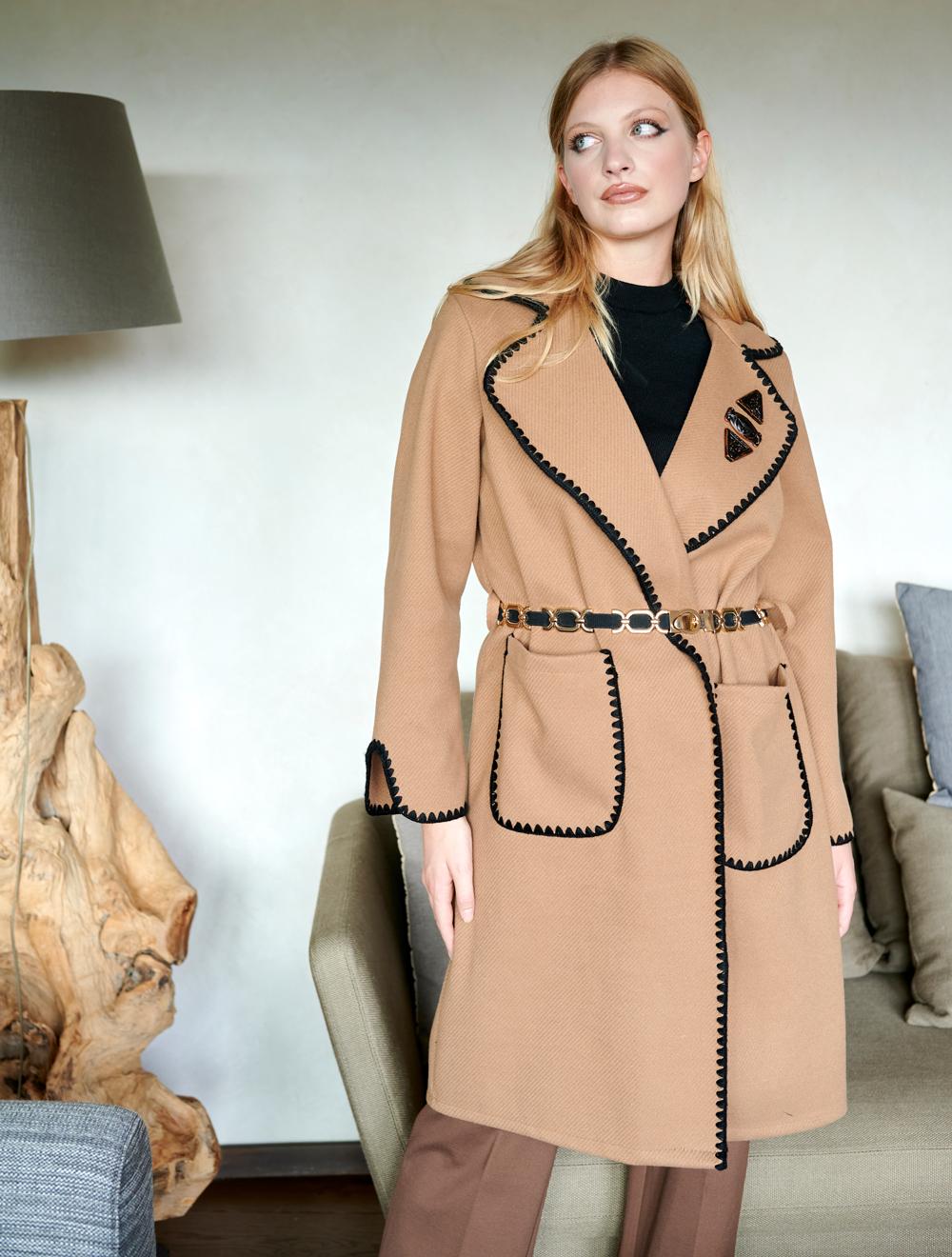 Save The Queen Cappotto color cammello con bordi ricamati Vendita