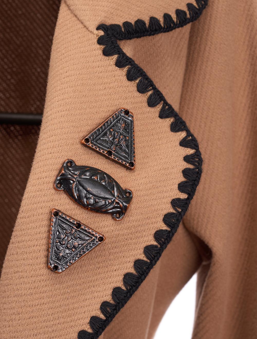 Save The Queen Cappotto color cammello con bordi ricamati Vendita