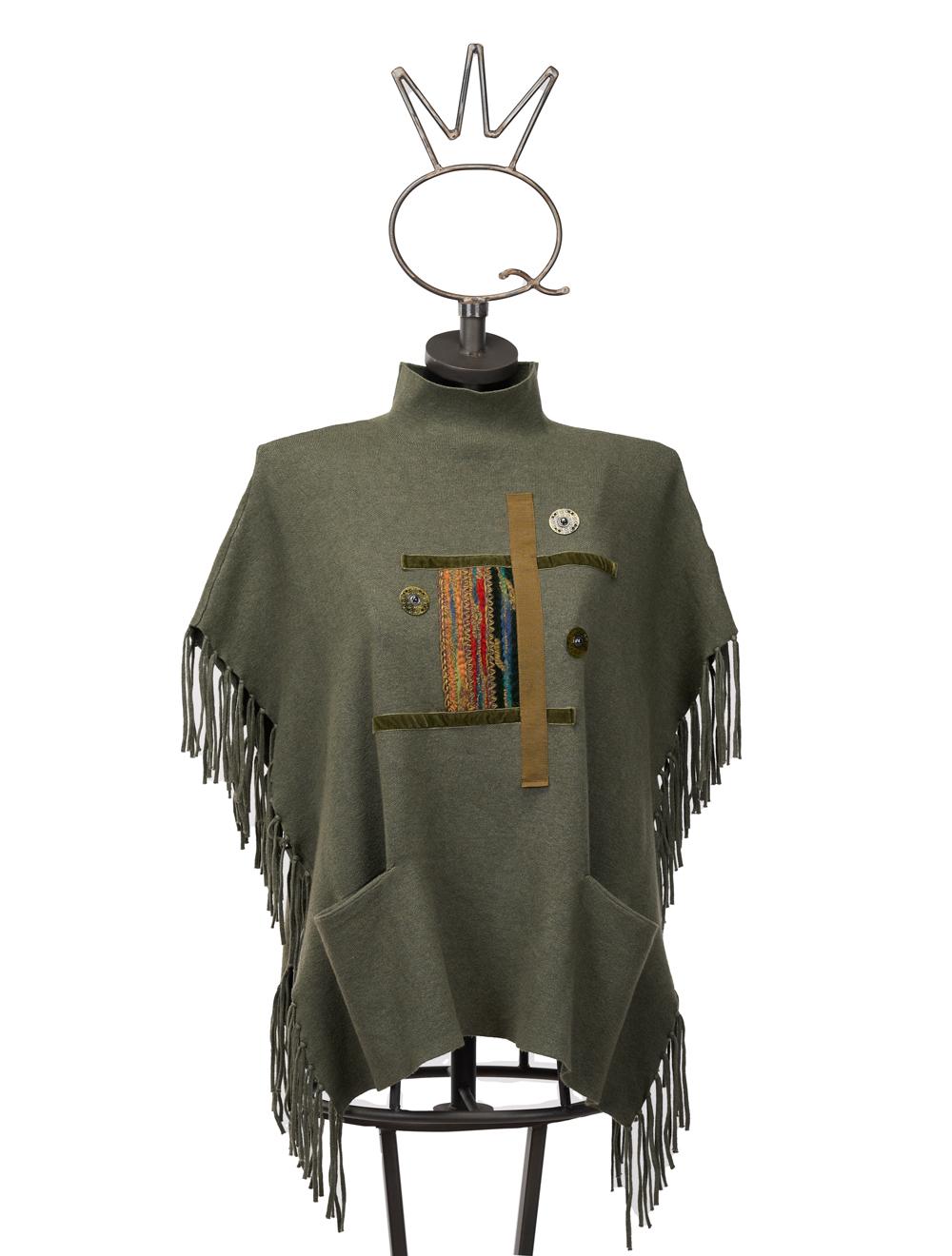 Save The Queen Maglia poncho verde salvia in viscosa con applicazioni Nuova
