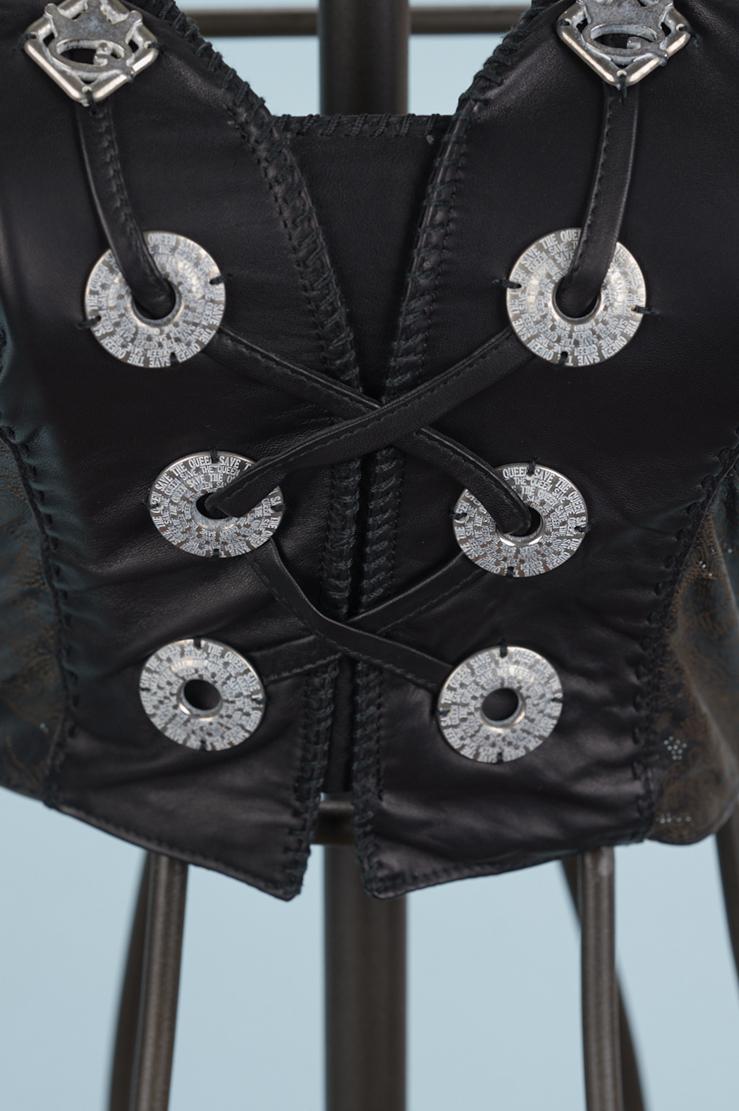 Save The Queen Gilet color nero in vera pelle con applicazioni Vendita Calda