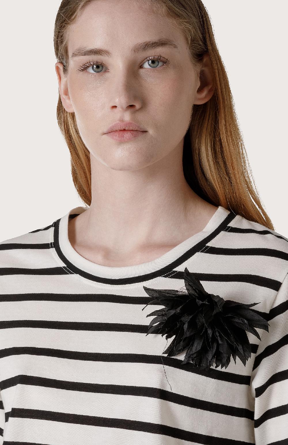 Seventy Maglia a righe con spilla floreale - Col. Nero Vendita Calda
