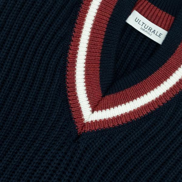 Ulturale Pullover blu in maglia inglese con scollo V a contrasto – Ulturale In Vendita